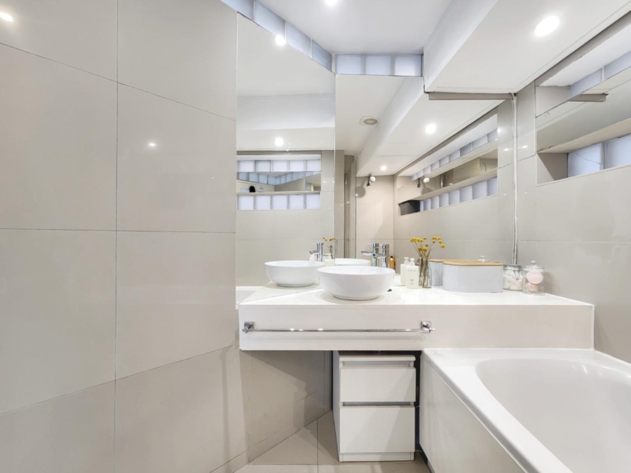 2 Bedroom Property for Sale in Sea Point Western Cape